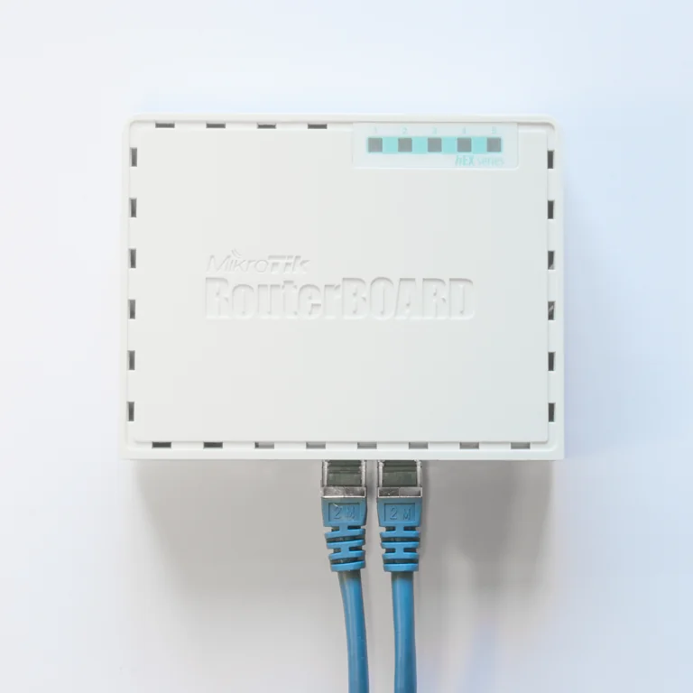 Router MikroTik PoE Gigabit Ethernet de 5 puertos para Redes cableadas RB750Gr3 - 2